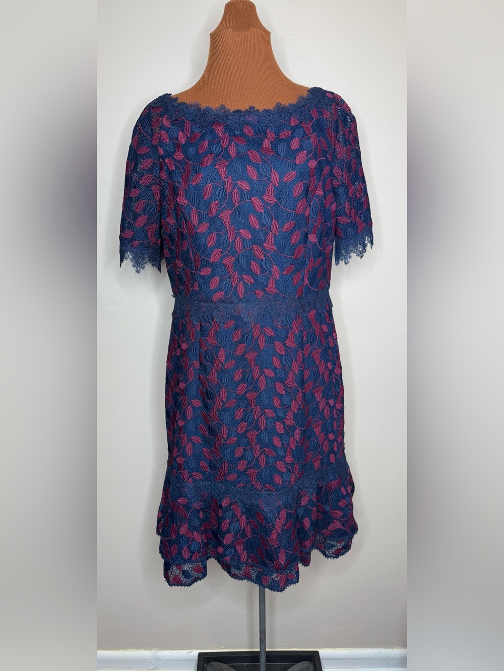 SHANI Two Toned Navy and Berry Lace Sheath Dress Size 10 MSRP $384